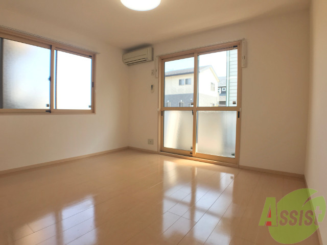 居室・リビング　リビングは日当たりもよく家族団らんできますね。