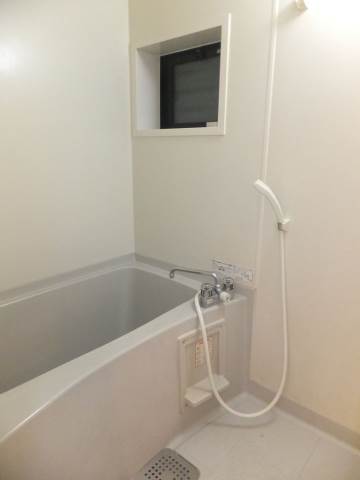 バス・シャワールーム　窓付きゆったり過ごせるお風呂です