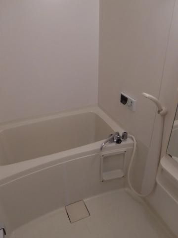 バス・シャワールーム　清潔感のあるお風呂です。
