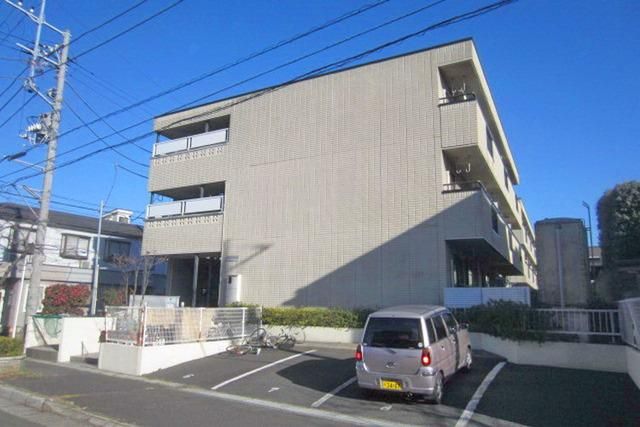 建物外観　静かな住宅地に建つ鉄骨造マンション。