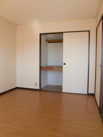 居室・リビング　綺麗なクッションフロアー貼りです。