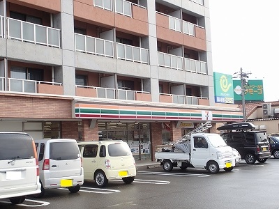 コンビニ　セブンイレブン新潟小新４丁目店（コンビニ）まで700m
