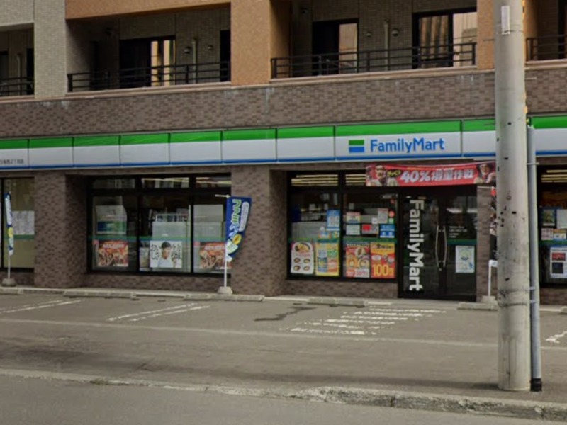 コンビニ　ファミリーマート札幌北9条西2丁目店（コンビニ）まで64m