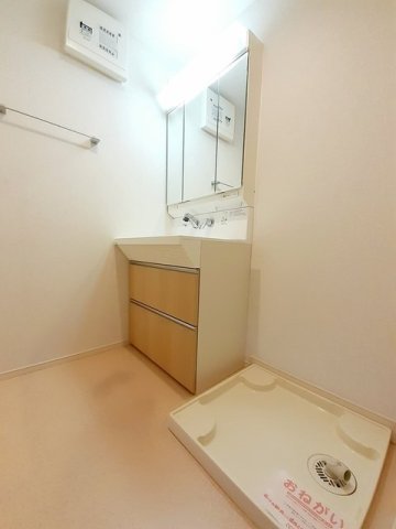 洗面設備　明るい洗面所です