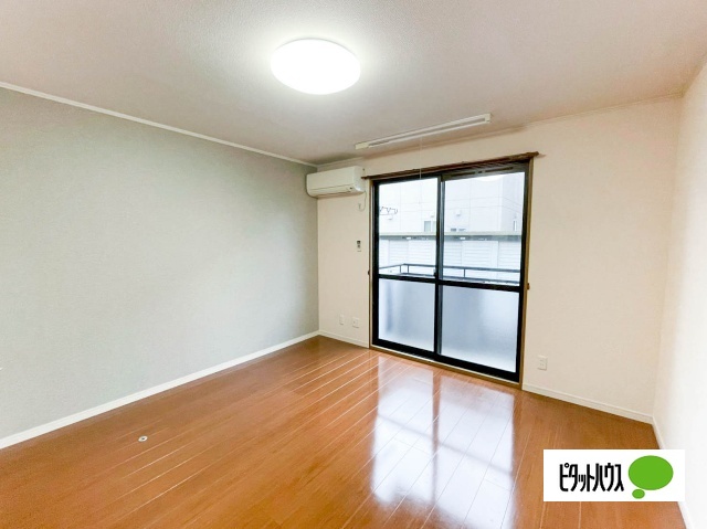 居室・リビング　別室写真です