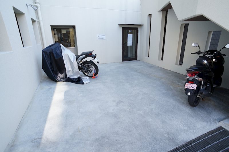 駐車場　バイク置き場