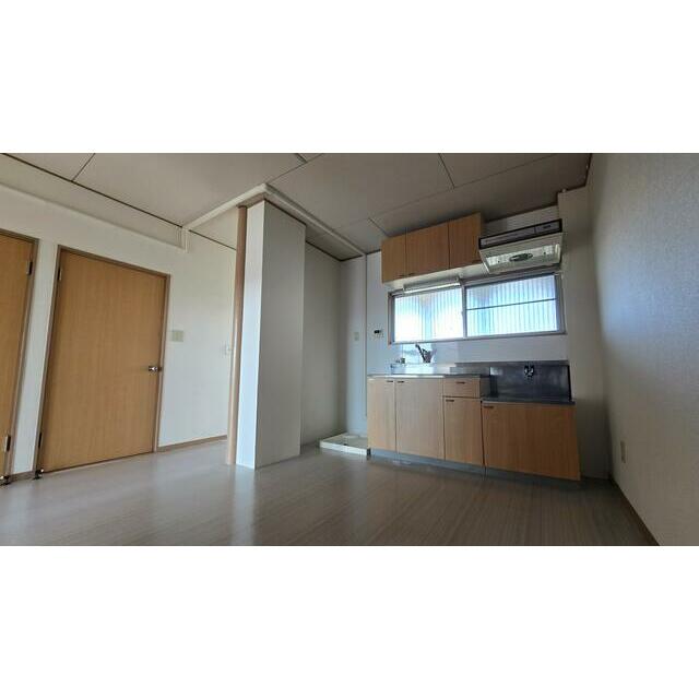 キッチン　Ｄ・Ｋ部分は通路部分を合わせて８．５帖のスペースがある。