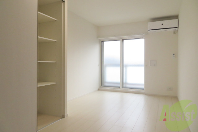 居室・リビング　大きな窓から入る光が明るい綺麗なお部屋ですね。