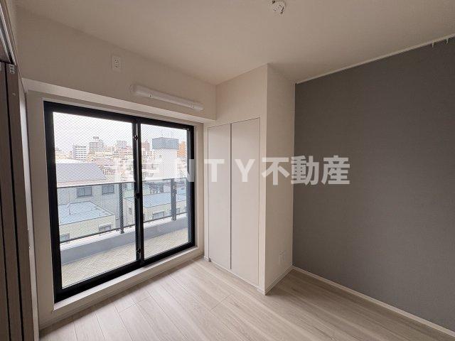 その他部屋・スペース　落ち着いた色調の寝室です