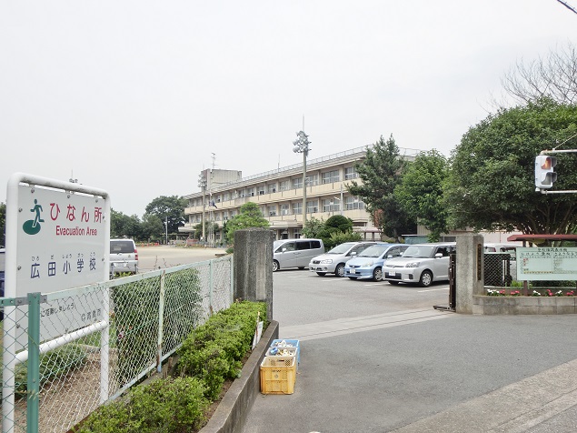 小学校　鴻巣市立広田小学校（小学校）まで869m