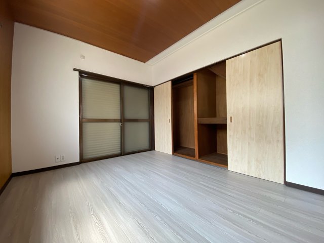 居室・リビング　床色が明るい色合いで、とてもきれいです。