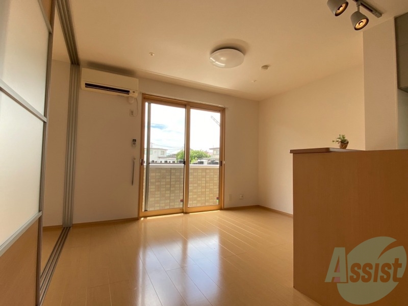 居室・リビング　陽当たりが良く、広々として過ごしやすそうです。