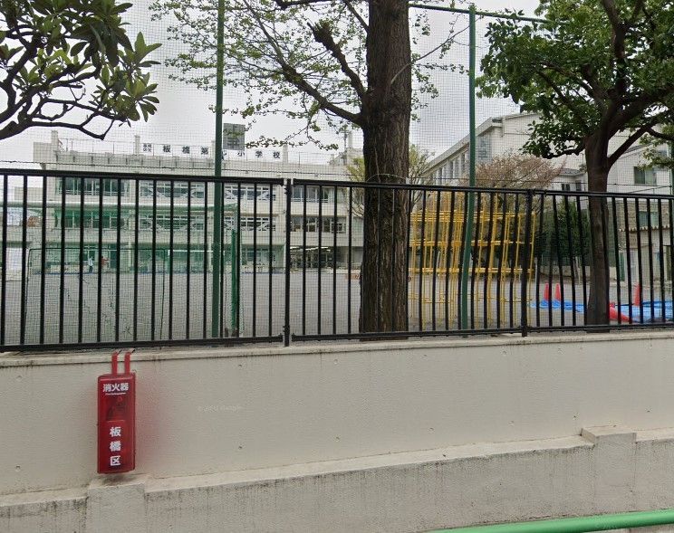 小学校　板橋区立板橋第七小学校（小学校）まで350m