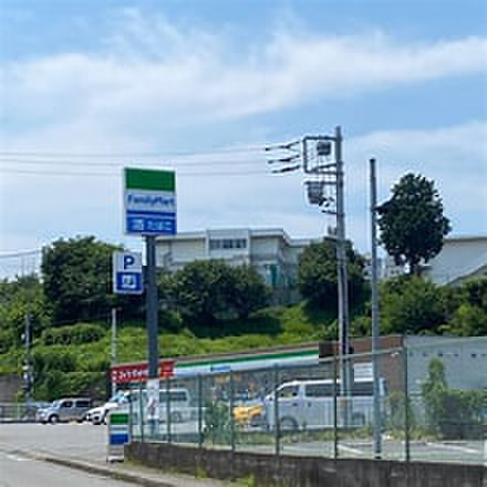 コンビニ　ファミリーマート（コンビニ）まで241m