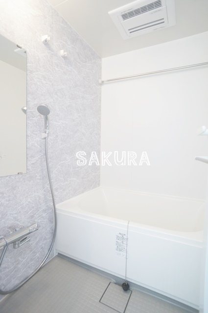 バス・シャワールーム　嬉しい追い焚き・浴室乾燥機付きです♪