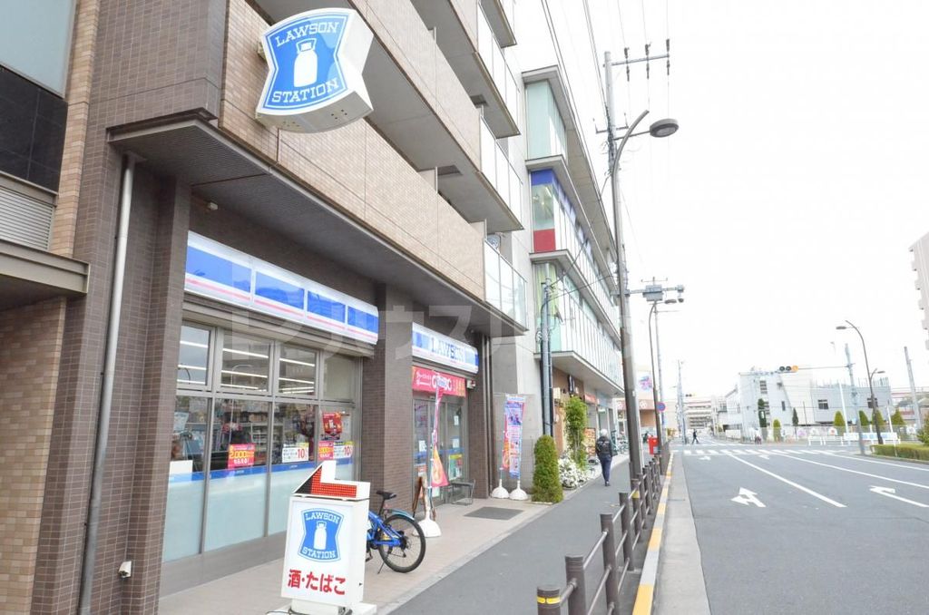 コンビニ　ローソン足立六町四丁目店（コンビニ）まで380m