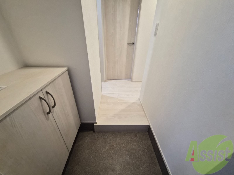 玄関　玄関からの様子です。綺麗なフローリングが広がっています。