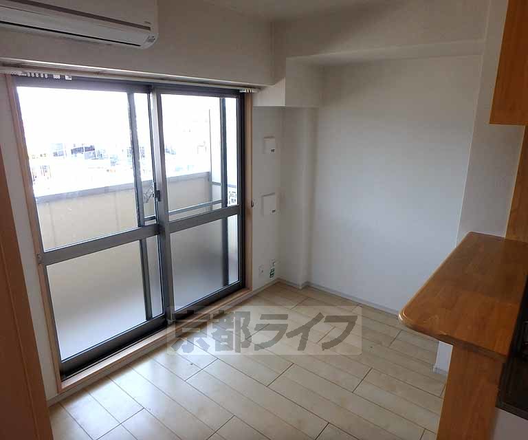 居室・リビング　ベランダに面したダイニングスペース