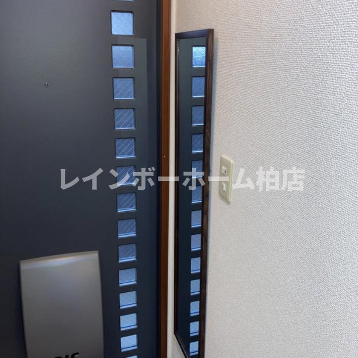 玄関　鏡が付いています