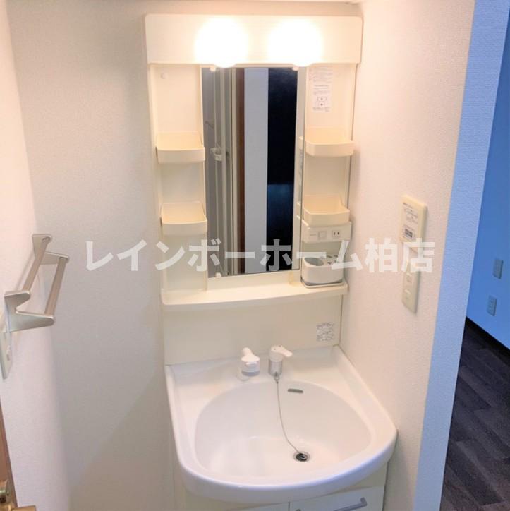 洗面設備　明るい洗面所です