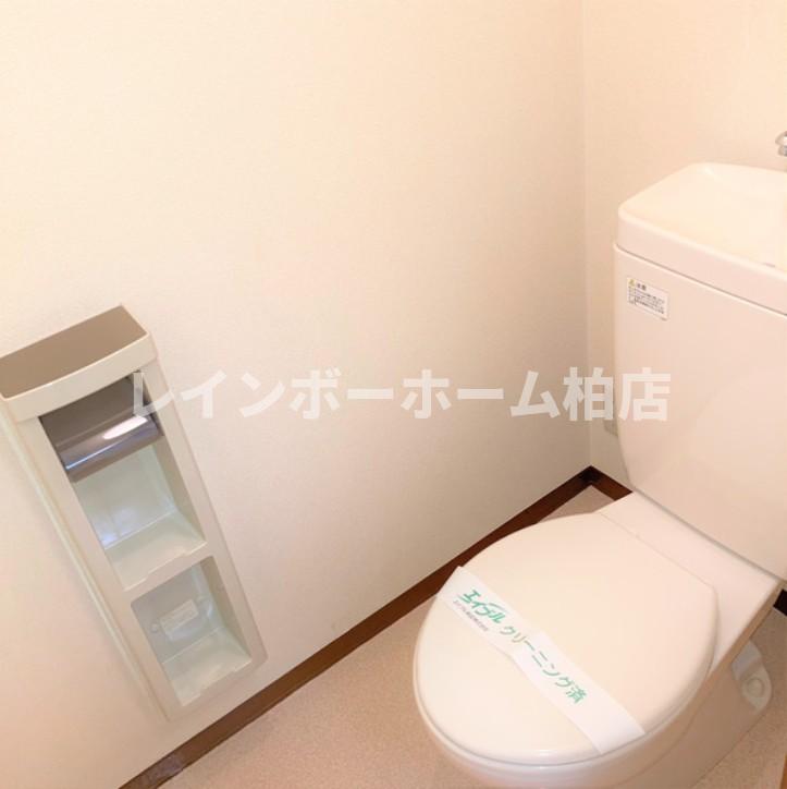 トイレ　落ち着いた色調のトイレです