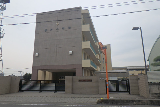 小学校　坂戸市立坂戸小学校（小学校）まで400m