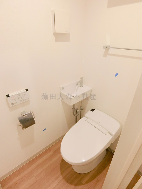 トイレ　温水洗浄便座付きのトイレ