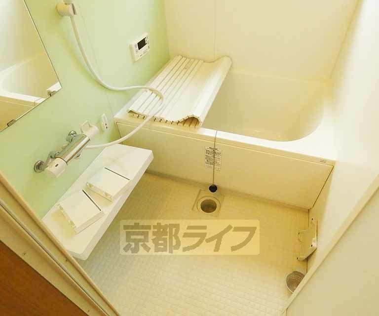 バス・シャワールーム　きれいなお風呂ですね。