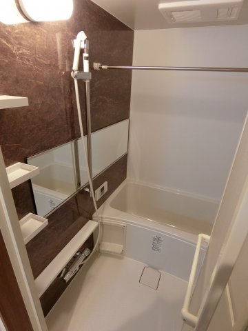 バス・シャワールーム　コンパクトで使いやすいお風呂です