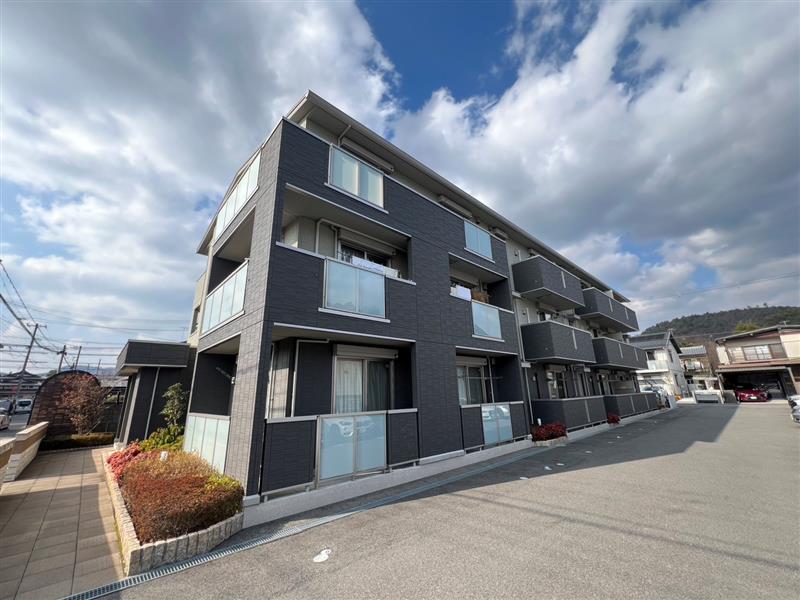 建物外観　室内写真は他号室の参考写真となります。