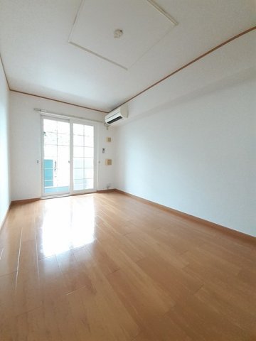 居室・リビング　こちらの居間で趣味の時間をお楽しみください