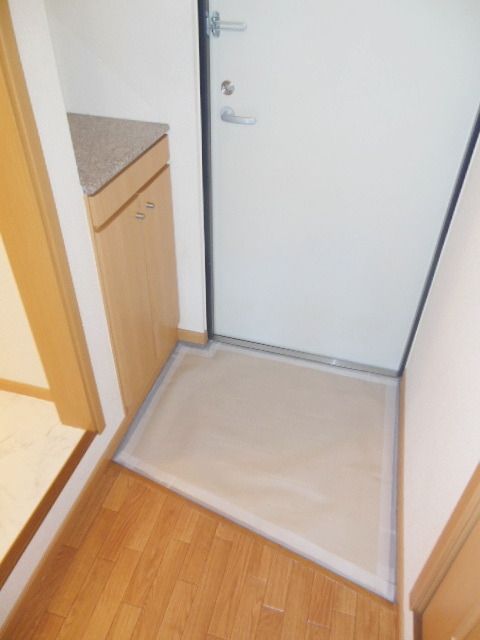 玄関　★頑丈な扉の玄関です★
