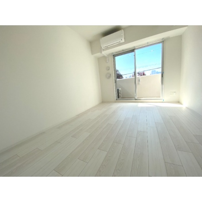 居室・リビング　清潔感溢れる一部屋です。