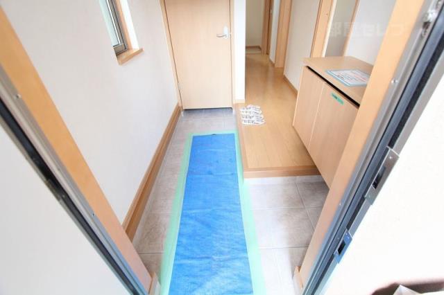 玄関　下駄箱付きの明るい玄関です。