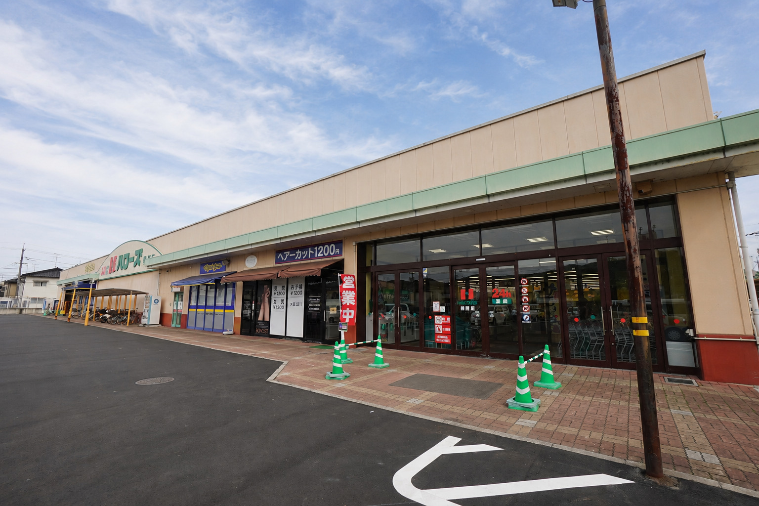 スーパー　ハローズ庭瀬店（スーパー）まで523m
