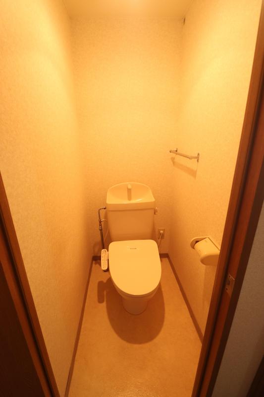 トイレ　トイレは温水洗浄便座付き