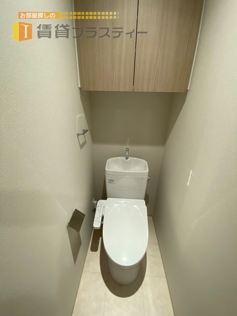 トイレ　上部棚付きです