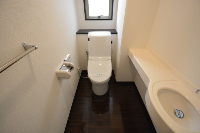 トイレ　温水洗浄便座付きのトイレです♪