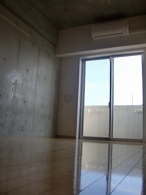 居室・リビング　落ち着いた色合いの床材を使用した居住空間です。