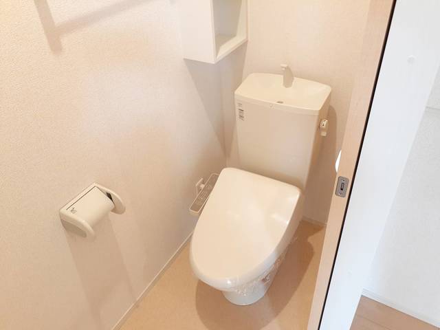 トイレ　温水洗浄便座付きのトイレです♪