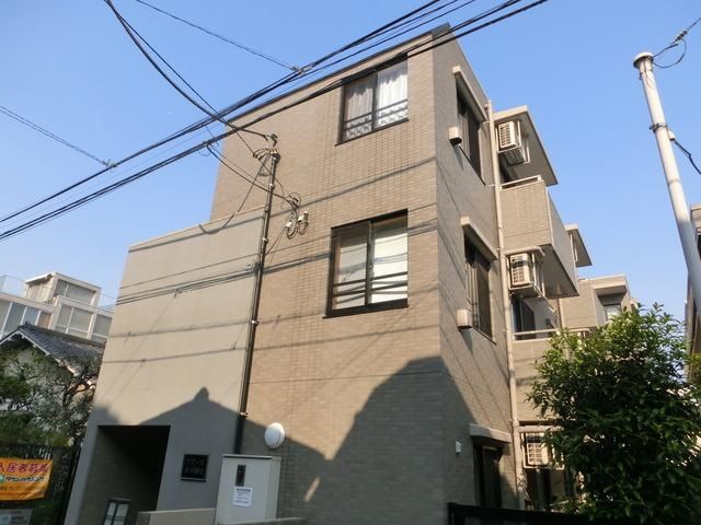 建物外観　総タイル貼りの重厚感あふれる外観