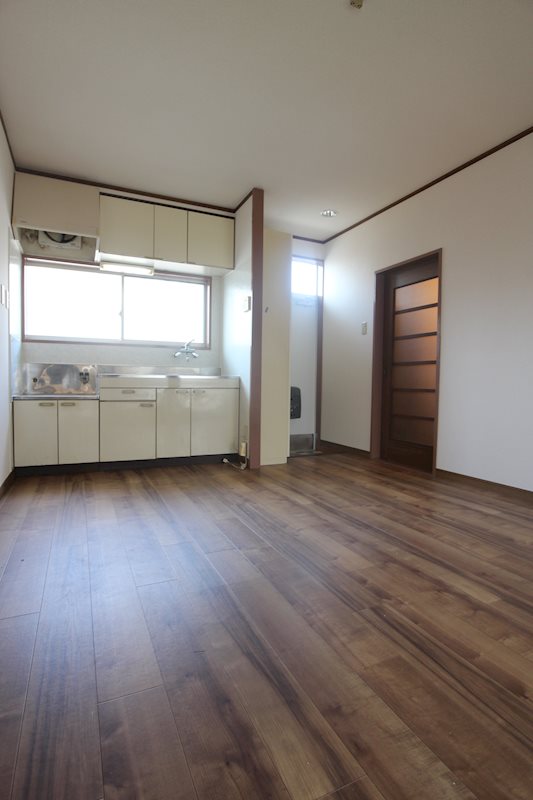 玄関　※別号室の写真です。すっきりとしたダイニングです