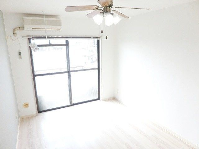 居室・リビング　明るいお部屋です