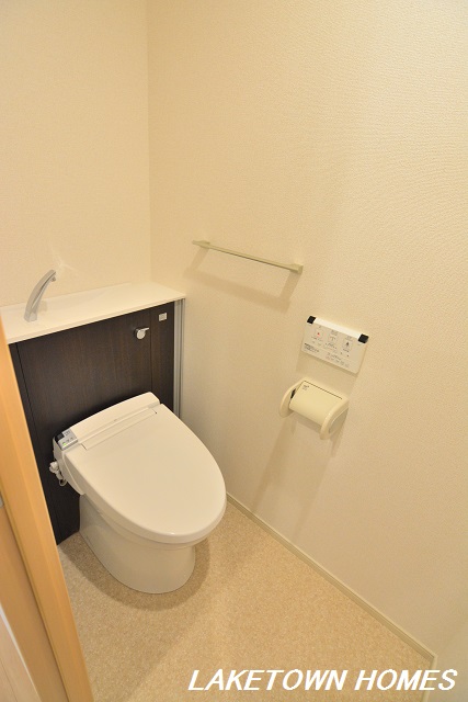 トイレ　収納のある温水洗浄暖房便座のトイレです。