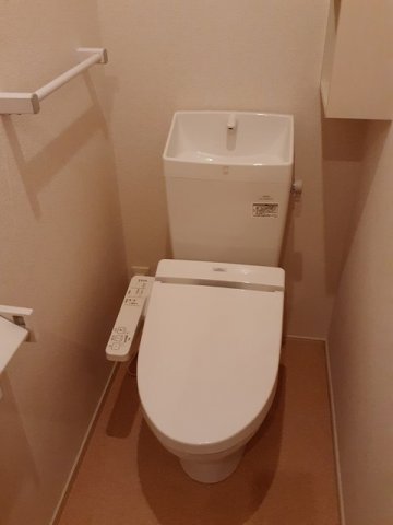 トイレ　落ち着いた色調のトイレです