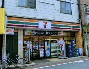 コンビニ　セブンイレブン 大田区六郷土手駅前店（コンビニ）まで94m