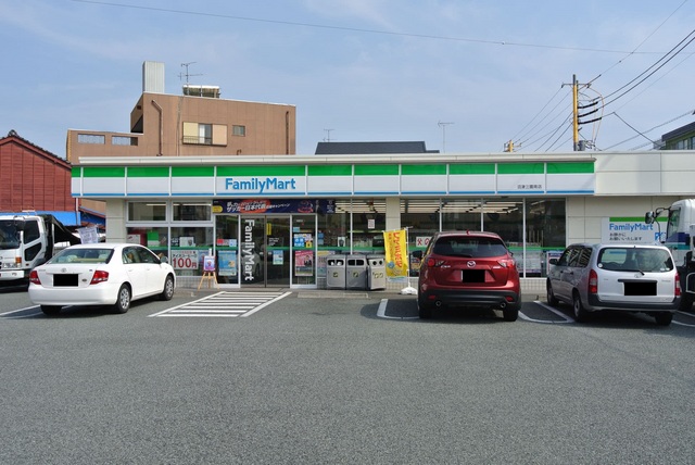 コンビニ　ファミリーマート（コンビニ）まで500m