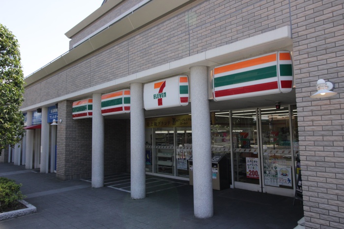 コンビニ　セブンイレブン（コンビニ）まで377m