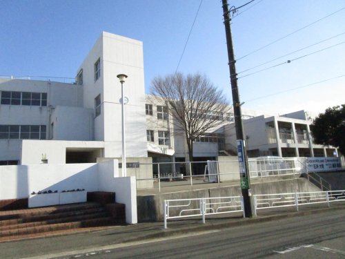 中学校　横浜市立川和中学校（中学校）まで622m