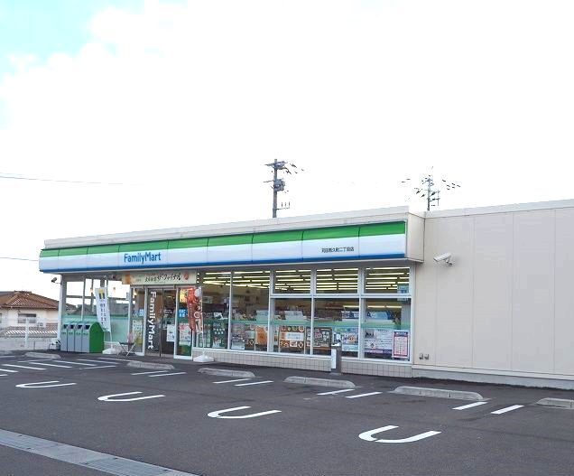 コンビニ　ファミリーマート（コンビニ）まで900m